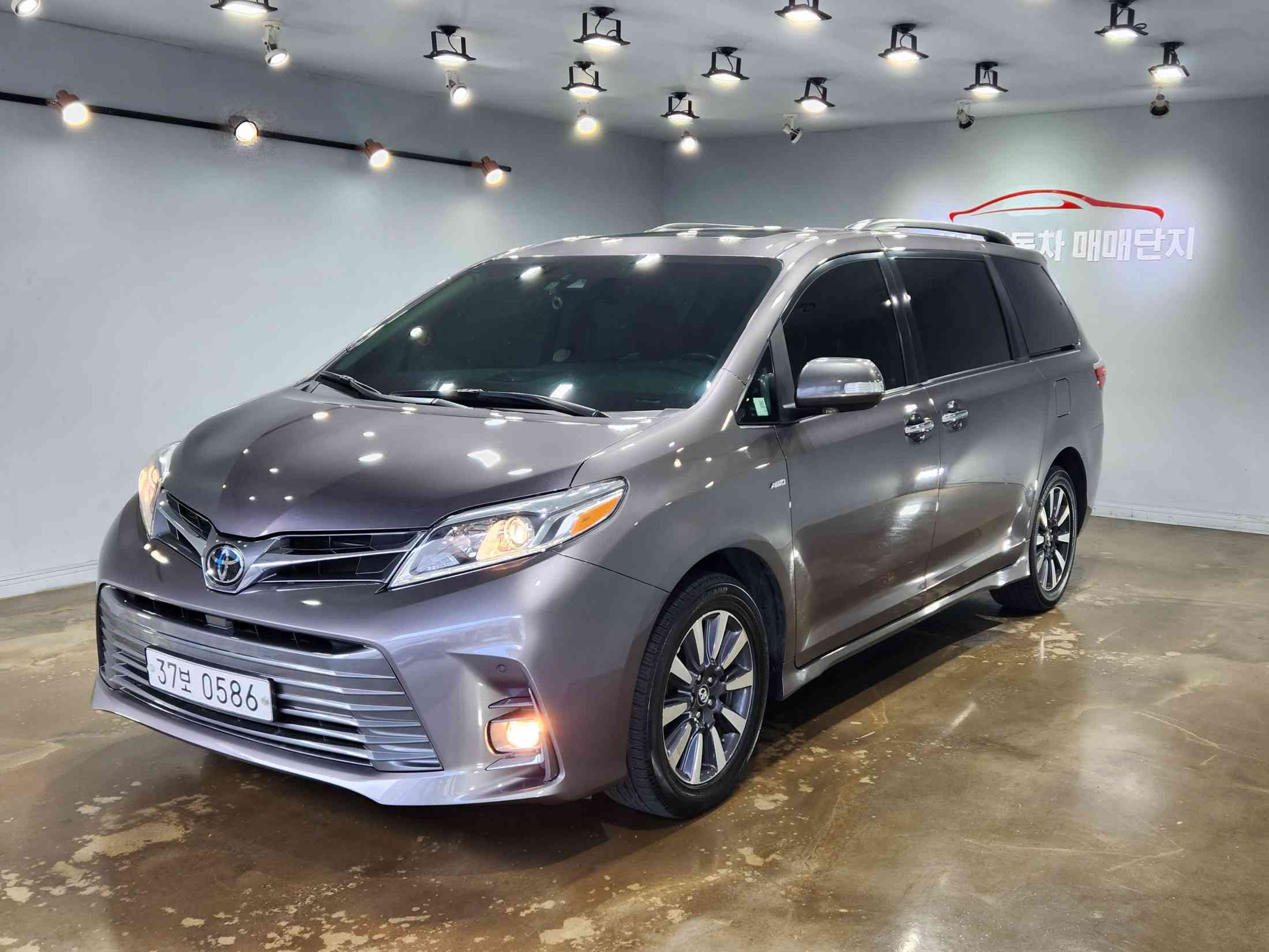 РњРёРЅРёРІСЌРЅ Toyota Sienna 2019